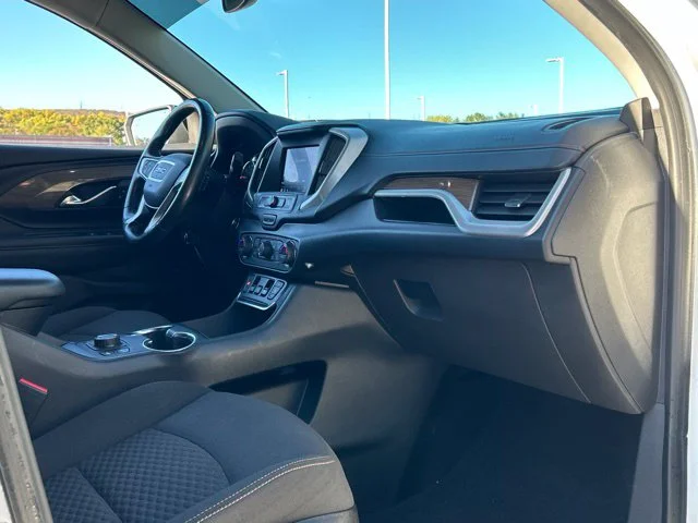 Used 2020 White GMC SLE image 24