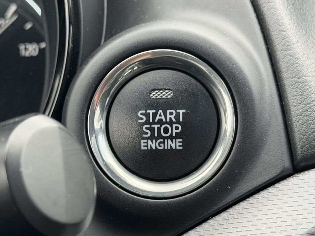 Used 2022 White Mazda Signature image 8