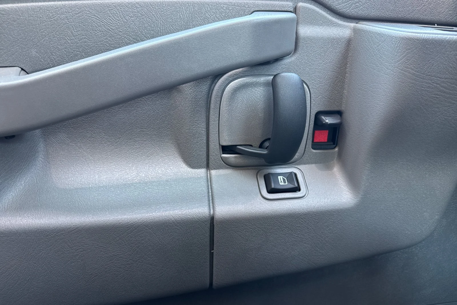2026 Chevrolet Express Cutaway 3500 1WT view 10
