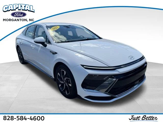 Used 2025 White Hyundai SEL image 1