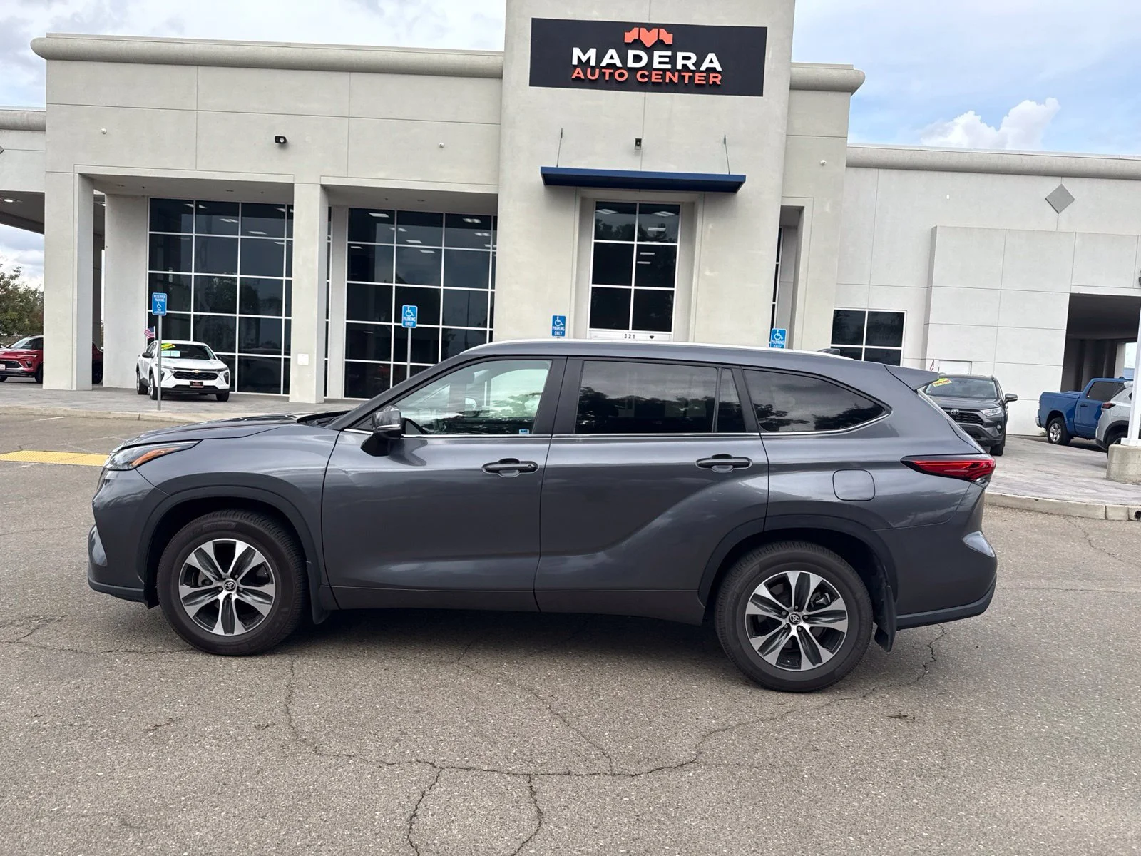 Used 2023  Toyota L image 8