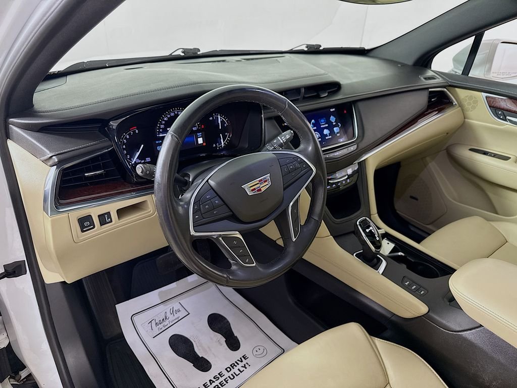 Used 2018 Crystal White Tricoat Cadillac Luxury AWD image 14