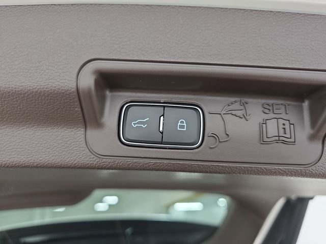 Used 2023 White Ford King Ranch image 36