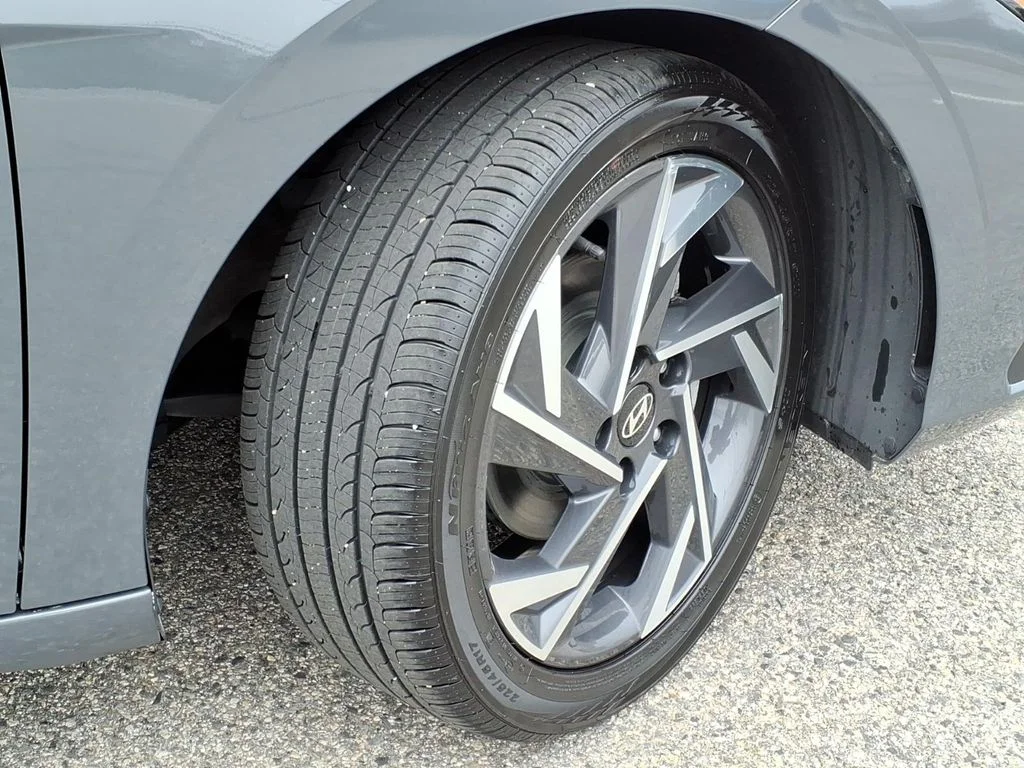 Used 2025 Gray Hyundai SEL Sport image 4