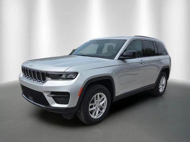 New 2026 Silver Zynith Exterior Paint Jeep Laredo image 2
