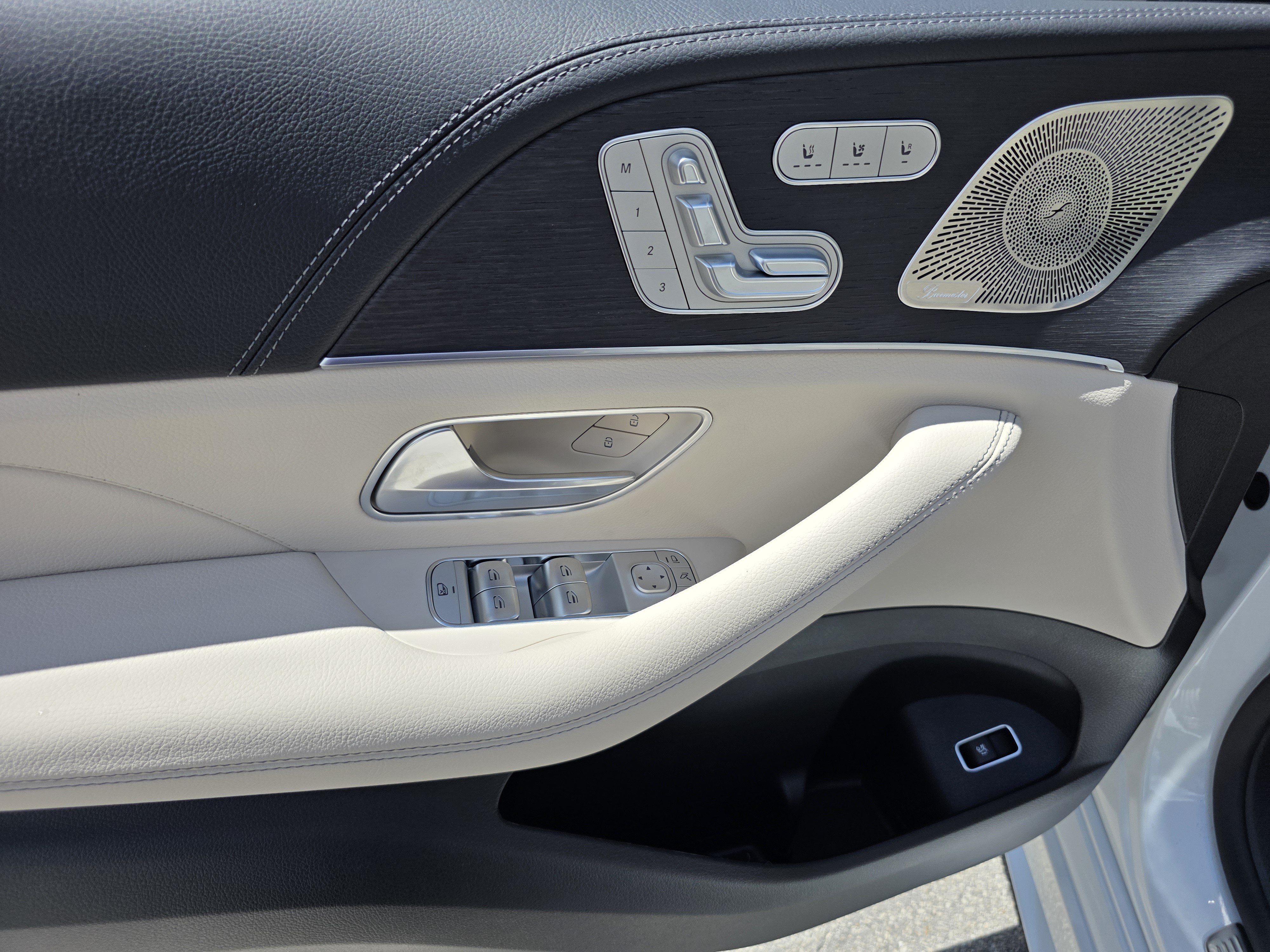 New 2026 MANUFAKTUR Moonlight White Metallic Mercedes-Benz GLE 350 image 45