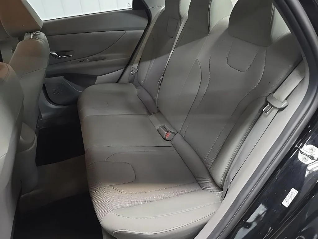 Used 2022 Black Hyundai SE image 31