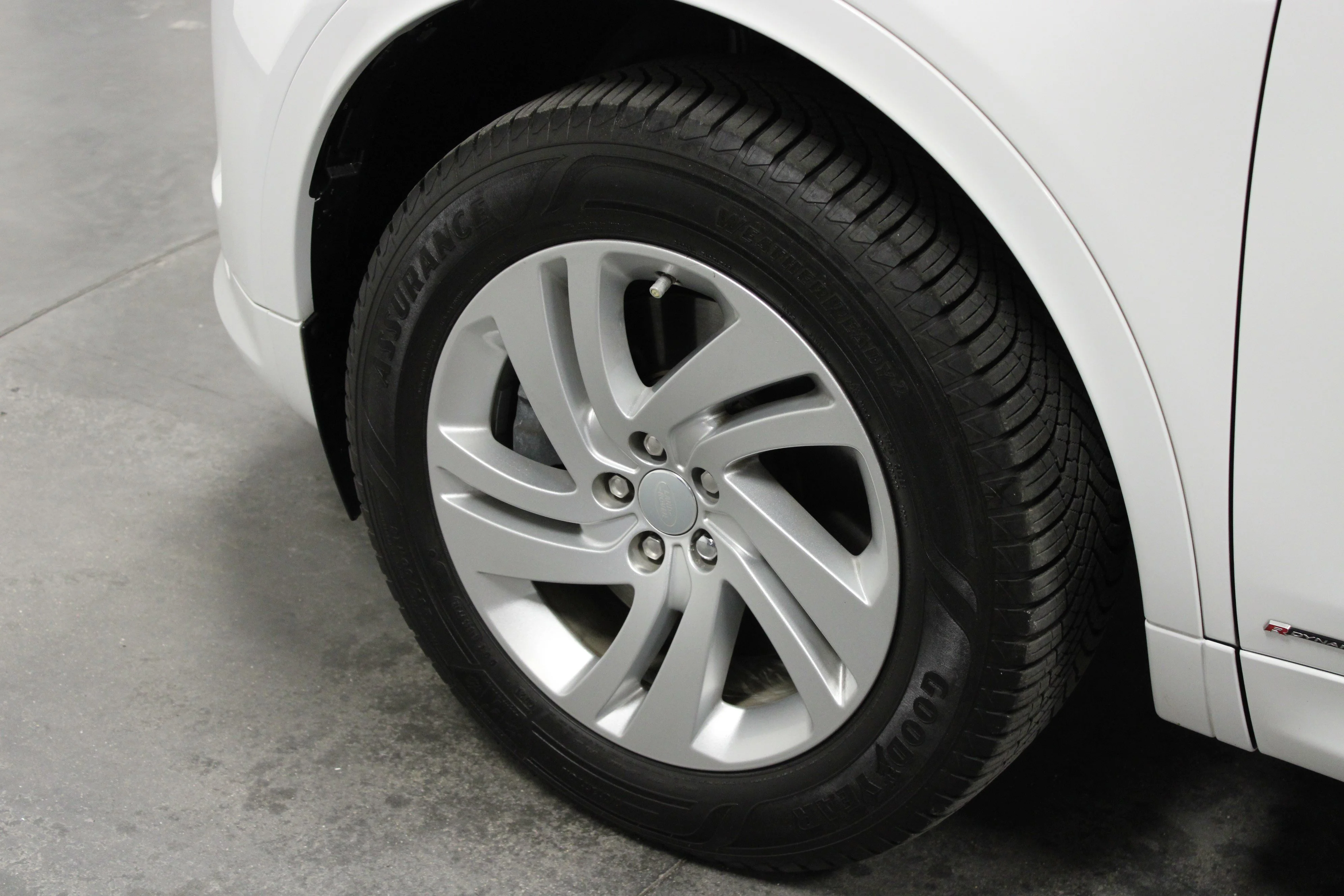 Used 2020 Fuji White Land Rover S R-Dynamic image 10