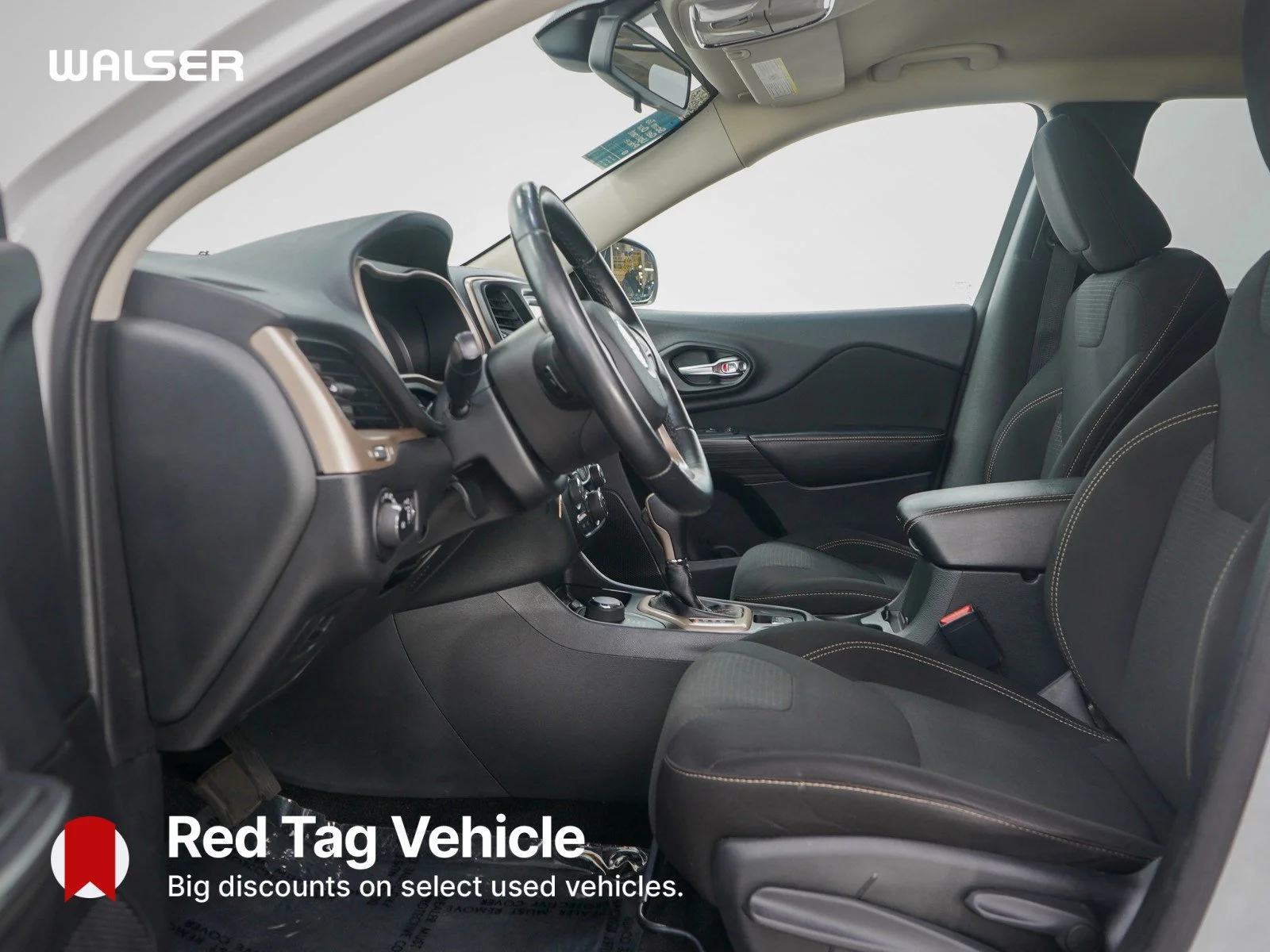 Used 2015 Bright White Clearcoat Jeep Latitude image 19