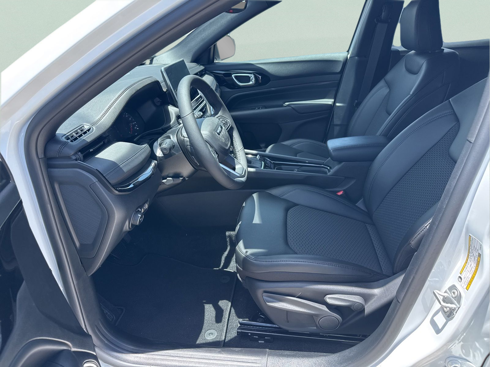 New 2026 Bright White Clearcoat Jeep Latitude image 26
