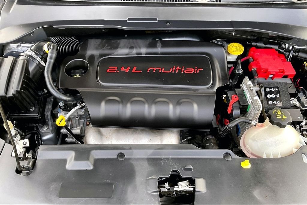 Used 2019 Silver Jeep Latitude image 30