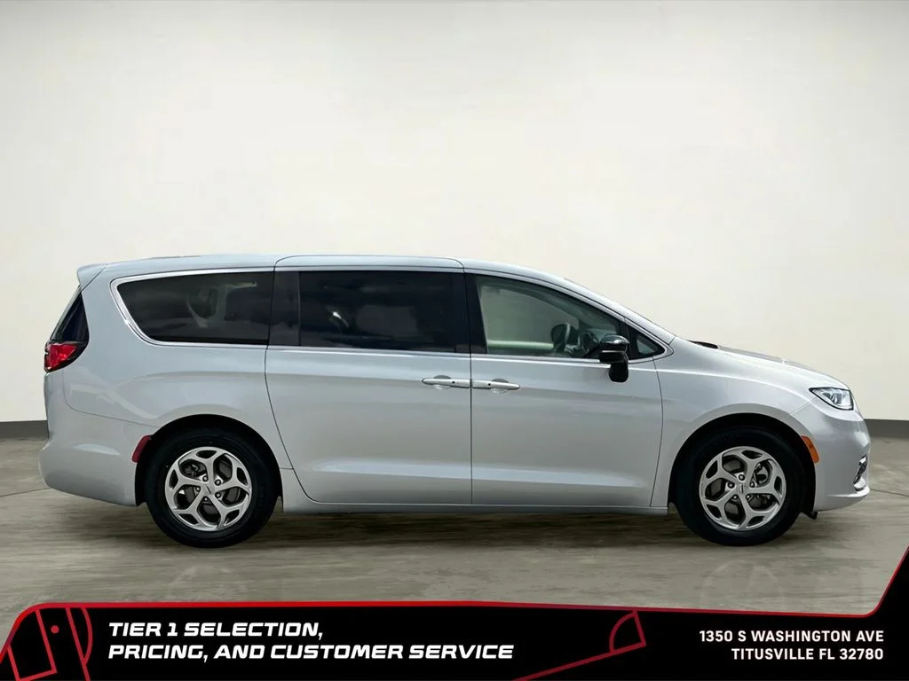 Used 2024 Silver Chrysler Limited image 8