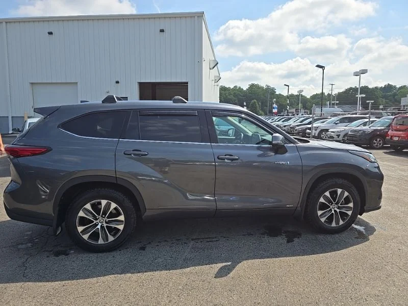 Used 2020 Gray Toyota XLE image 9