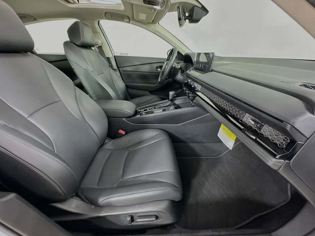 Certified Used 2025 Platinum Honda EX-L image 33