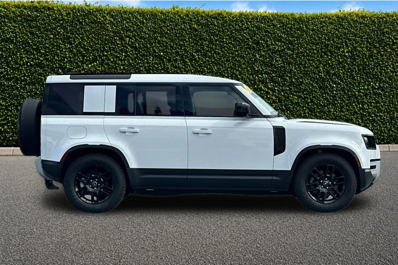 Used 2025  Land Rover S image 3