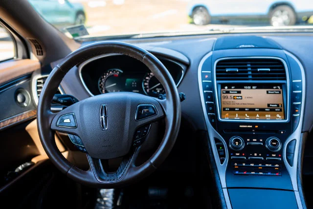 Used 2016 Luxe Metallic Lincoln Reserve image 6