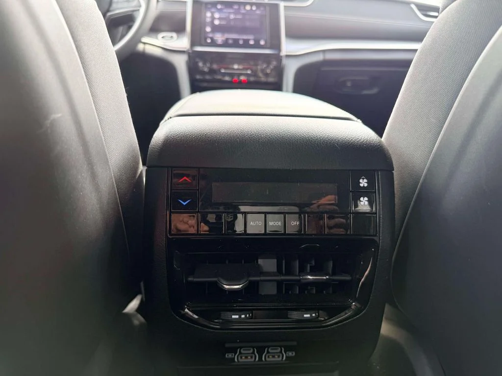 Used 2023 White/off-white Jeep Laredo image 14