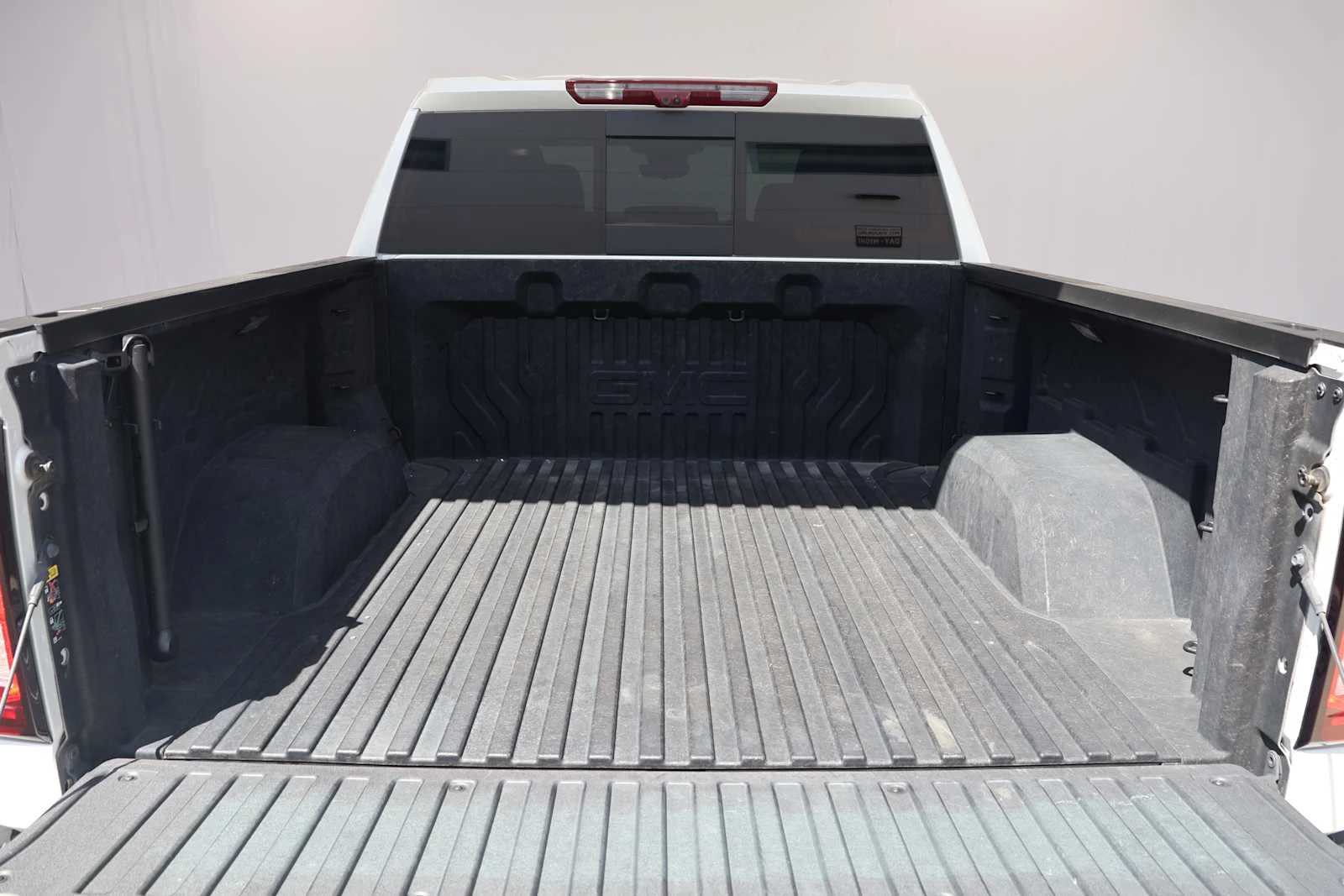 Used 2024 White Frost Tricoat GMC Denali Ultimate image 9
