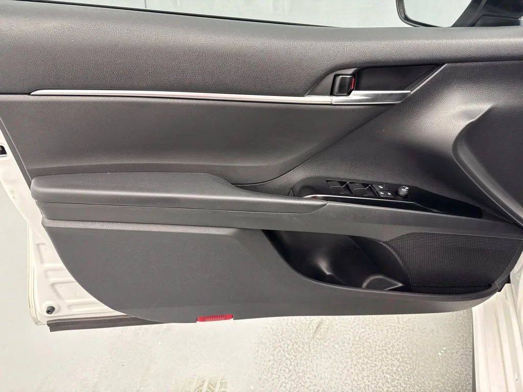 Used 2022 Off-white Toyota SE image 17