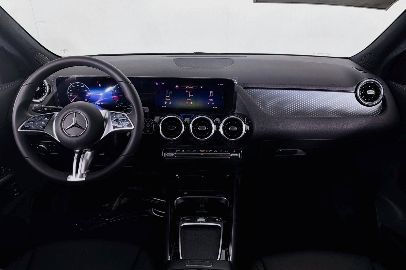 New 2026 Mountain Grey Metallic Mercedes-Benz GLA 250 SUV image 4