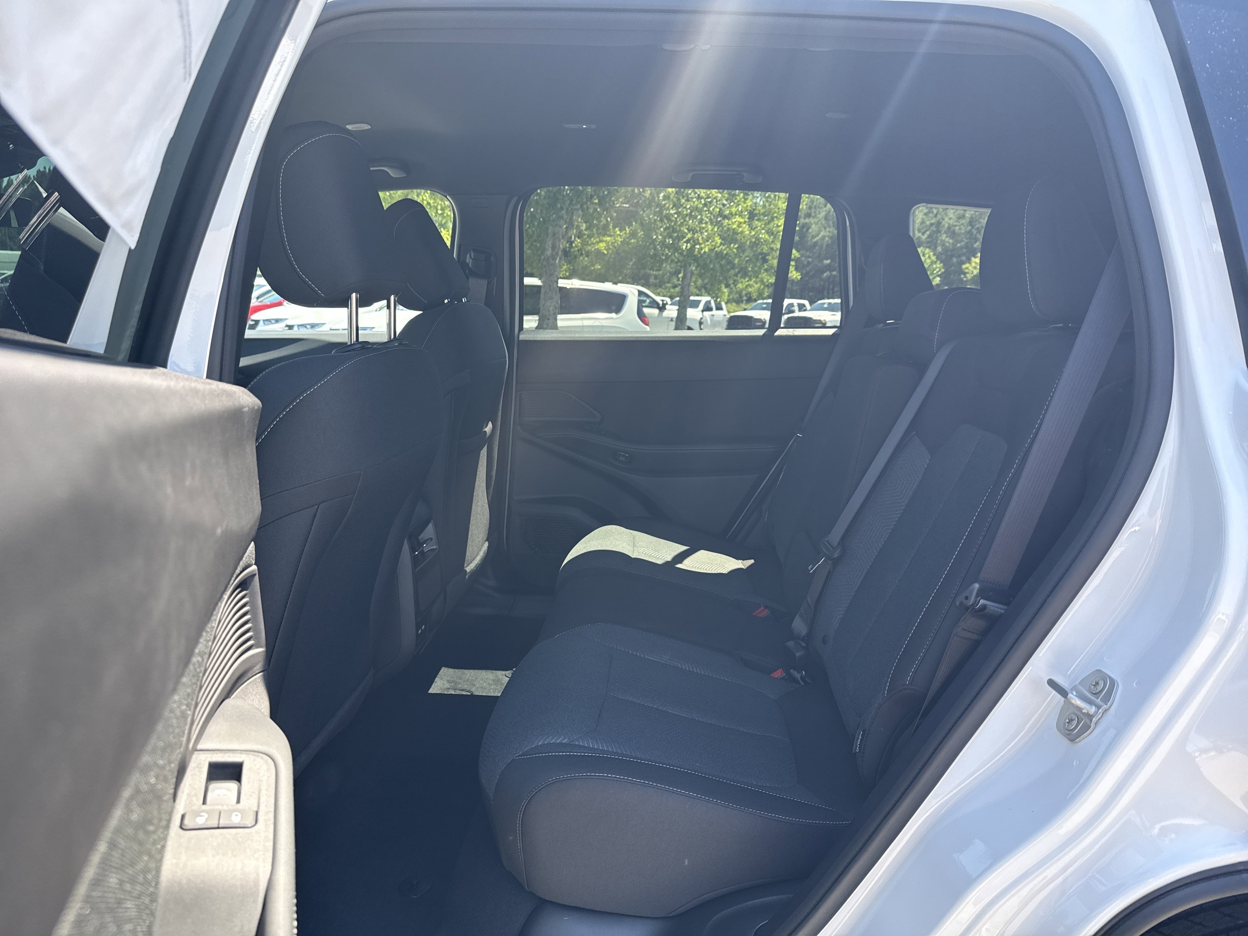 New 2026 Bright White Clear-Coat Exterior Paint Jeep Laredo image 21