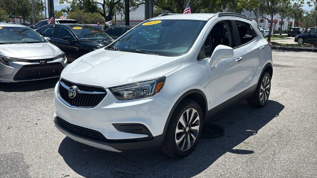 Used 2021 Summit White Buick Preferred image 3