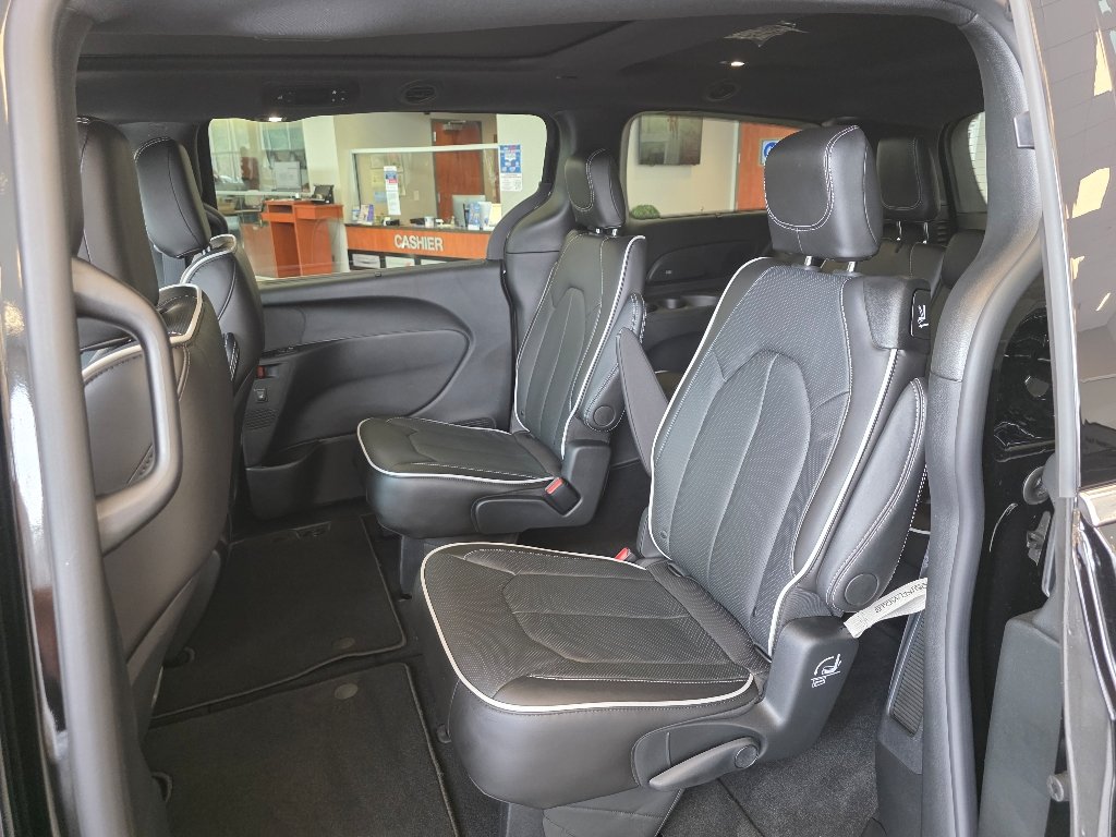 New 2027 Diamond Black Crystal Pearl-Coat Exterior Paint Chrysler Limited image 15