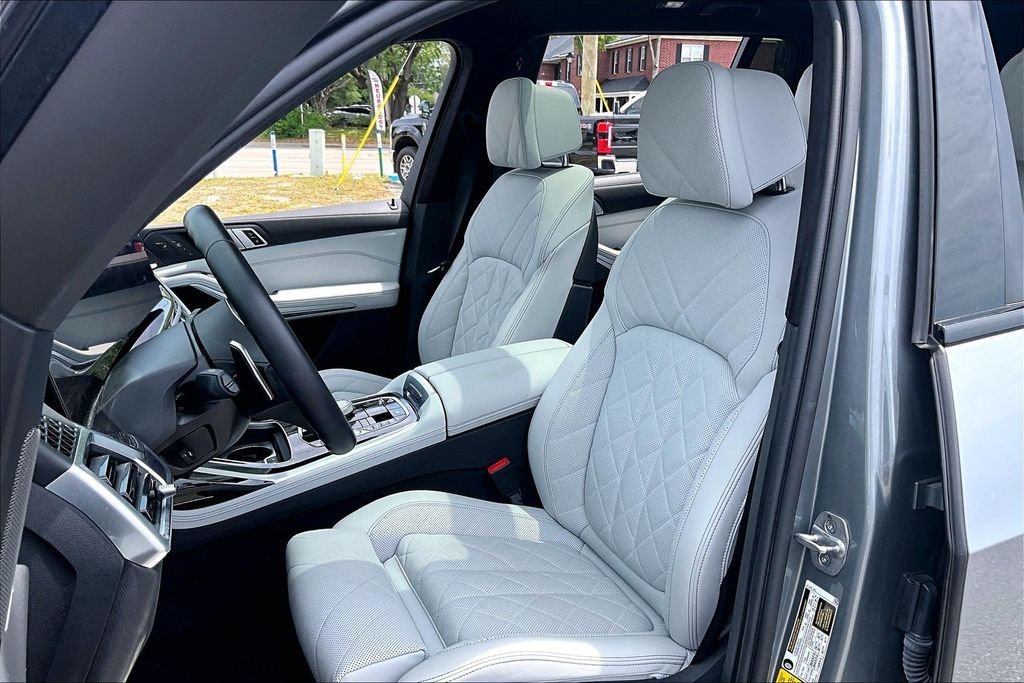 Used 2023 Gray BMW xDrive40i image 17