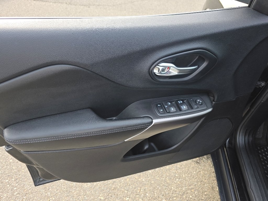 Used 2019 Diamond Black Crystal Pearl Coat Jeep Latitude Plus image 32