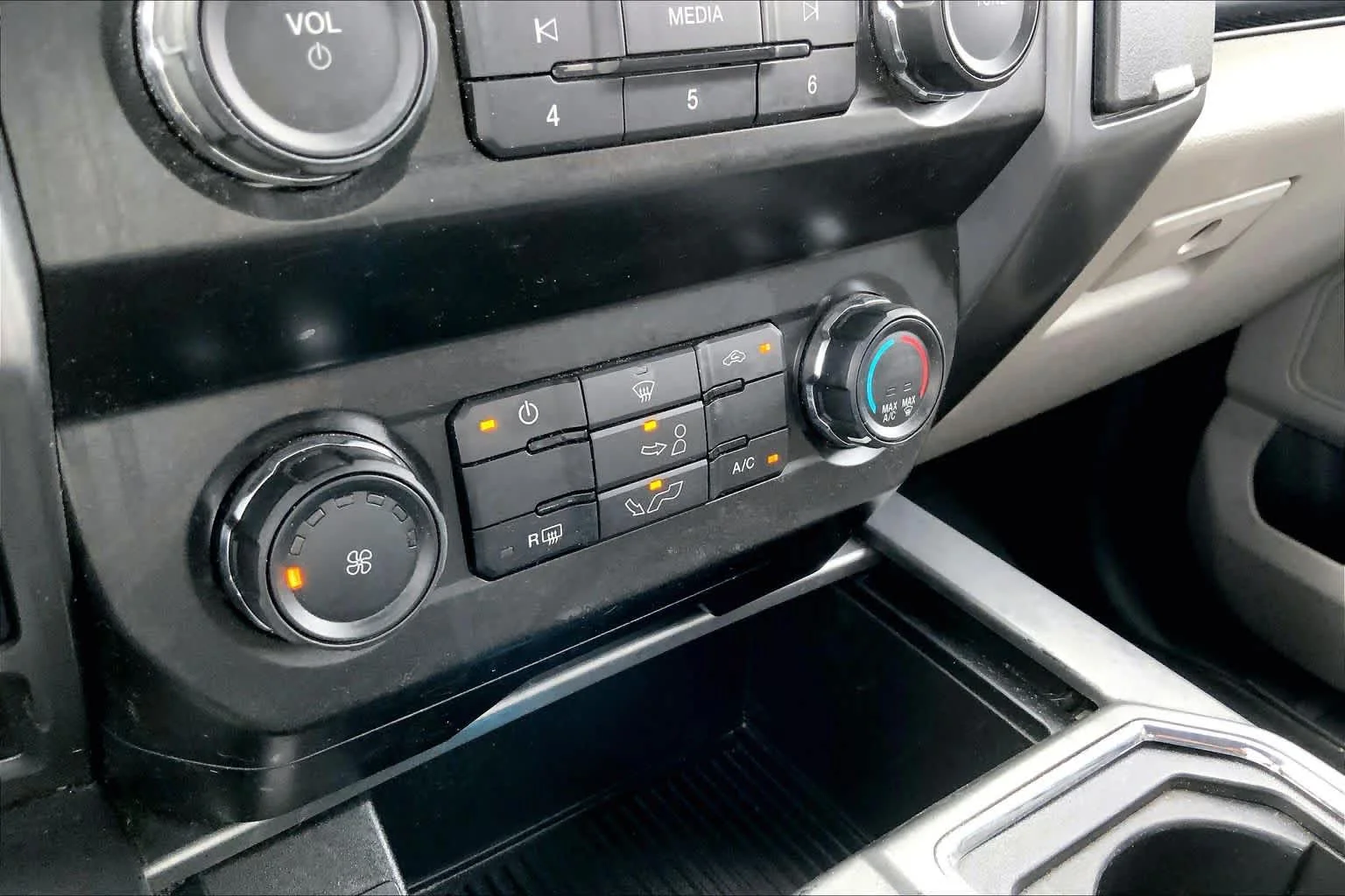 Used 2019 Ingot Silver/Magnetic Ford XLT image 34