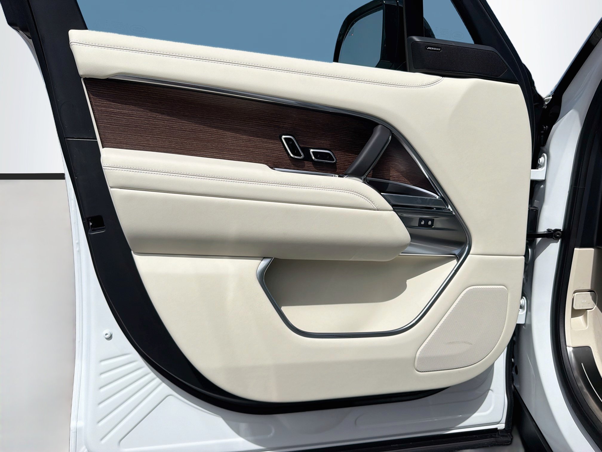 New 2026 Fuji White LAND ROVER SE 7 Seats image 23