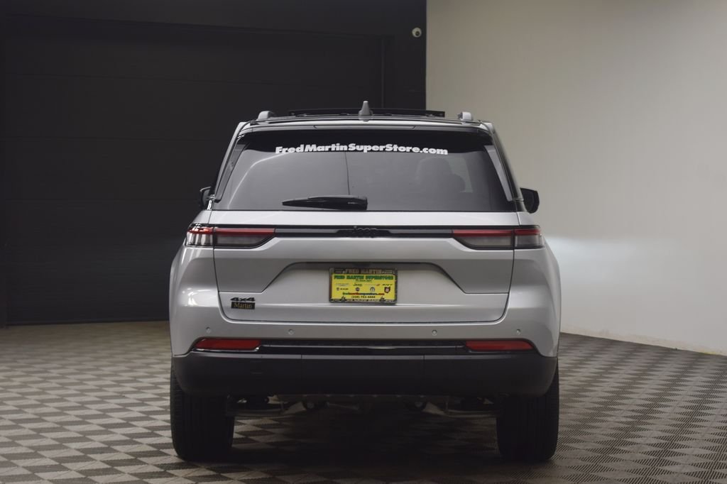 New 2025 Silver Zynith Exterior Paint Jeep Limited image 12