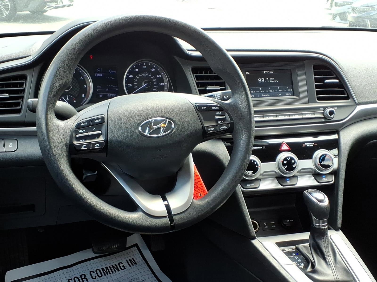 Used 2019 Quartz White Pearl Hyundai SE image 3