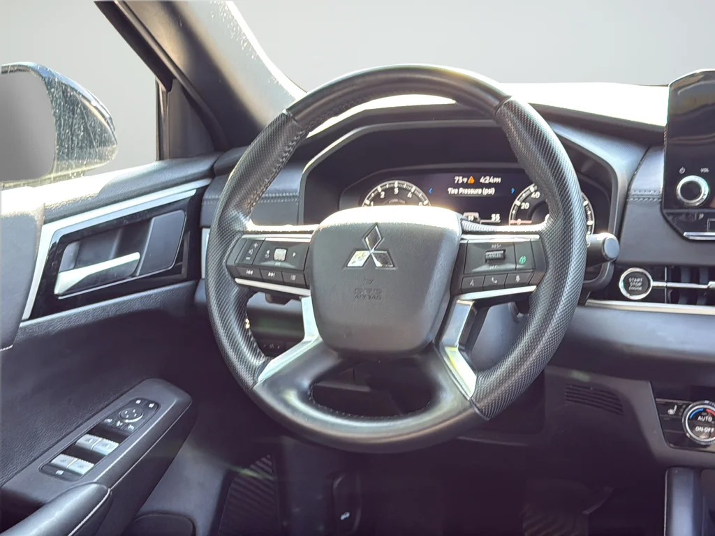 Used 2024  Mitsubishi SE Black Edition image 42