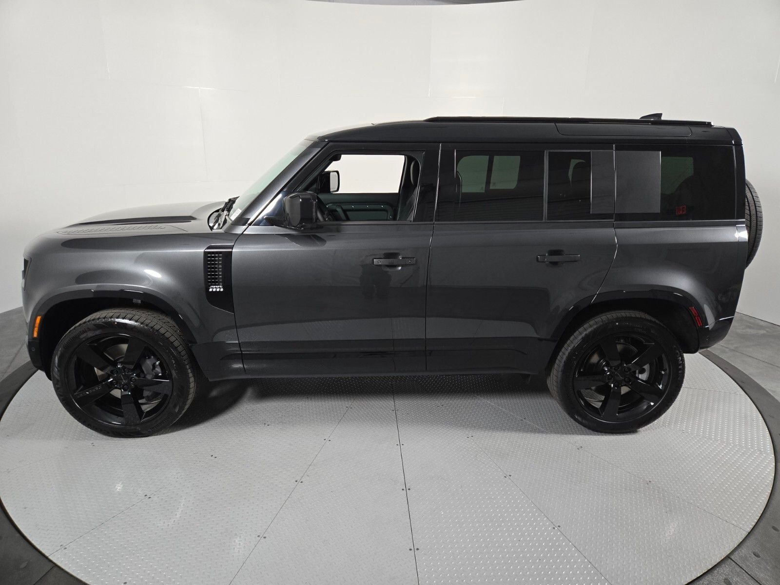New 2026 Carpathian Grey Land Rover X-Dynamic SE image 34