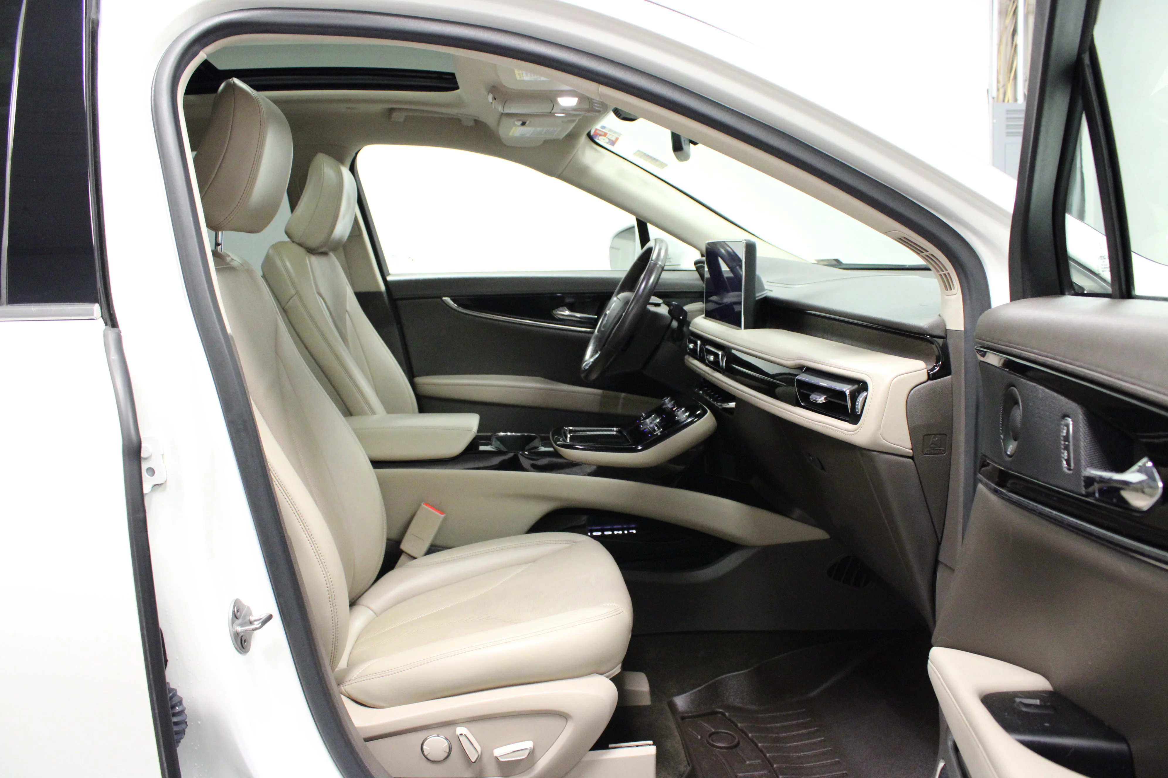 Used 2021 Pristine White Lincoln Reserve image 16