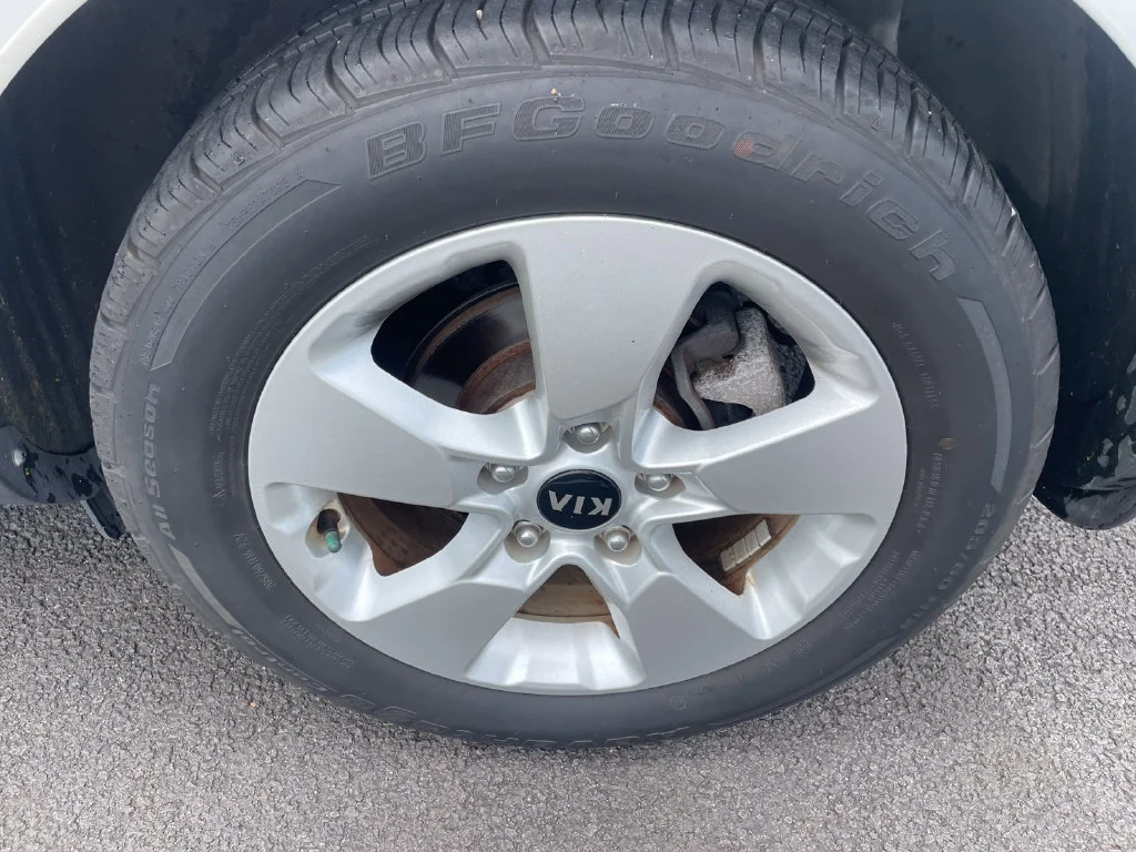 Used 2018 White Kia Base image 9