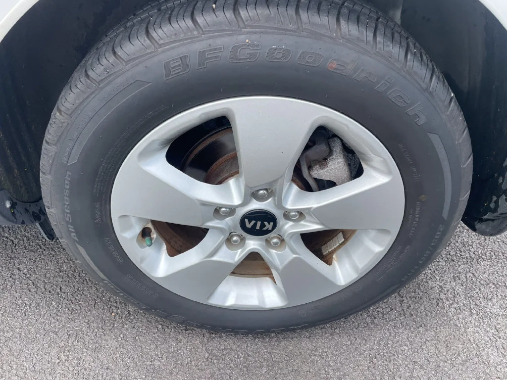 Used 2018 White Kia Base image 9