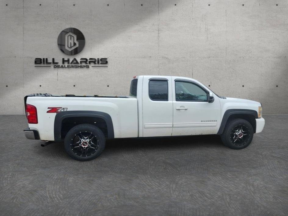 Used 2011 White Chevrolet LT image 2