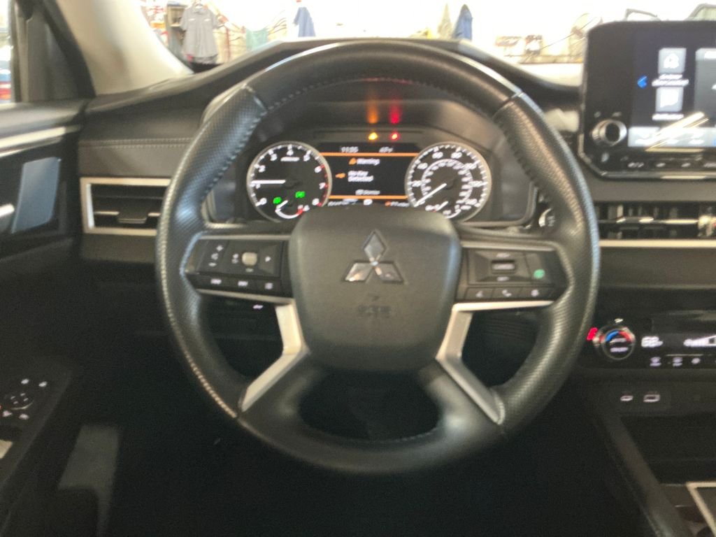 Used 2024  Mitsubishi SE image 18