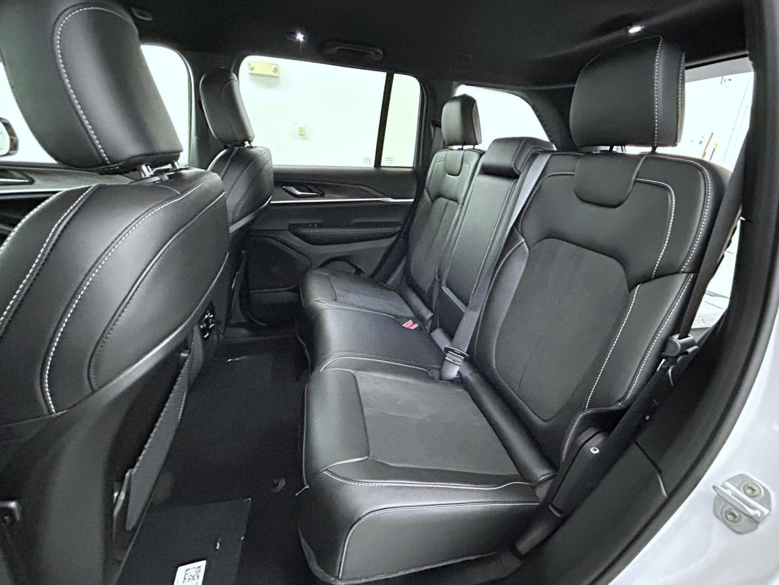 New 2026 Bright White Clear-Coat Exterior Paint Jeep Altitude image 19