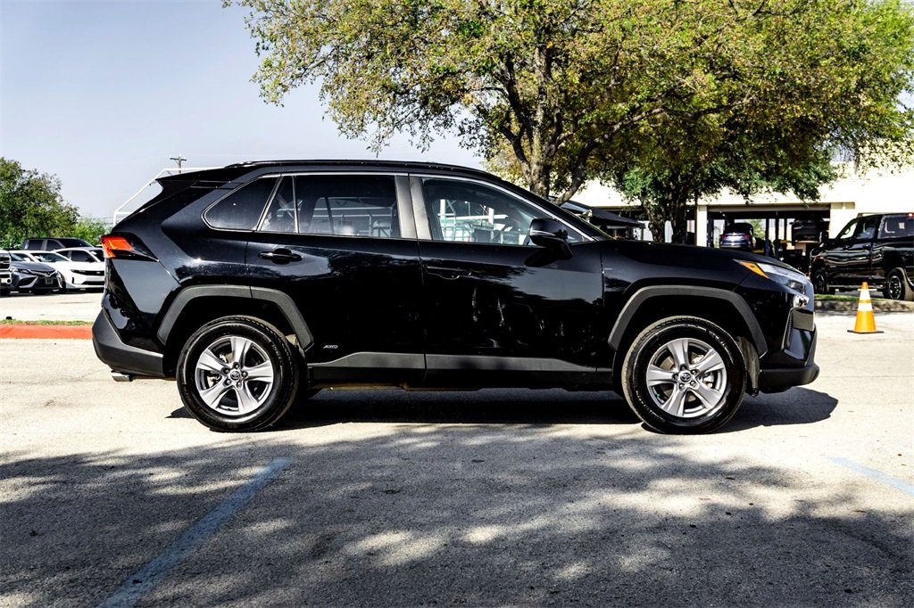 2025 Toyota RAV4 Hybrid XLE photo 3