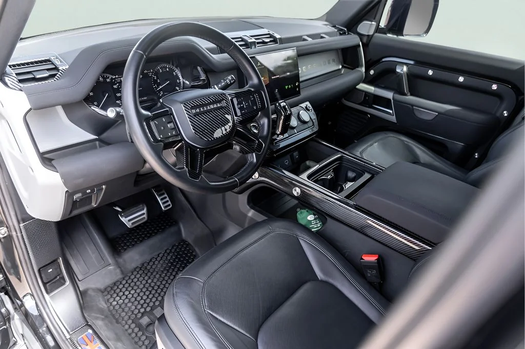 Used 2023  Land Rover SE image 13