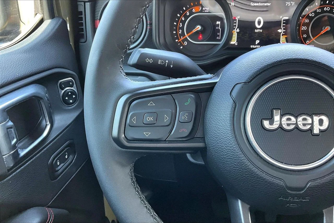 Certified Used 2025  Jeep Rubicon image 29