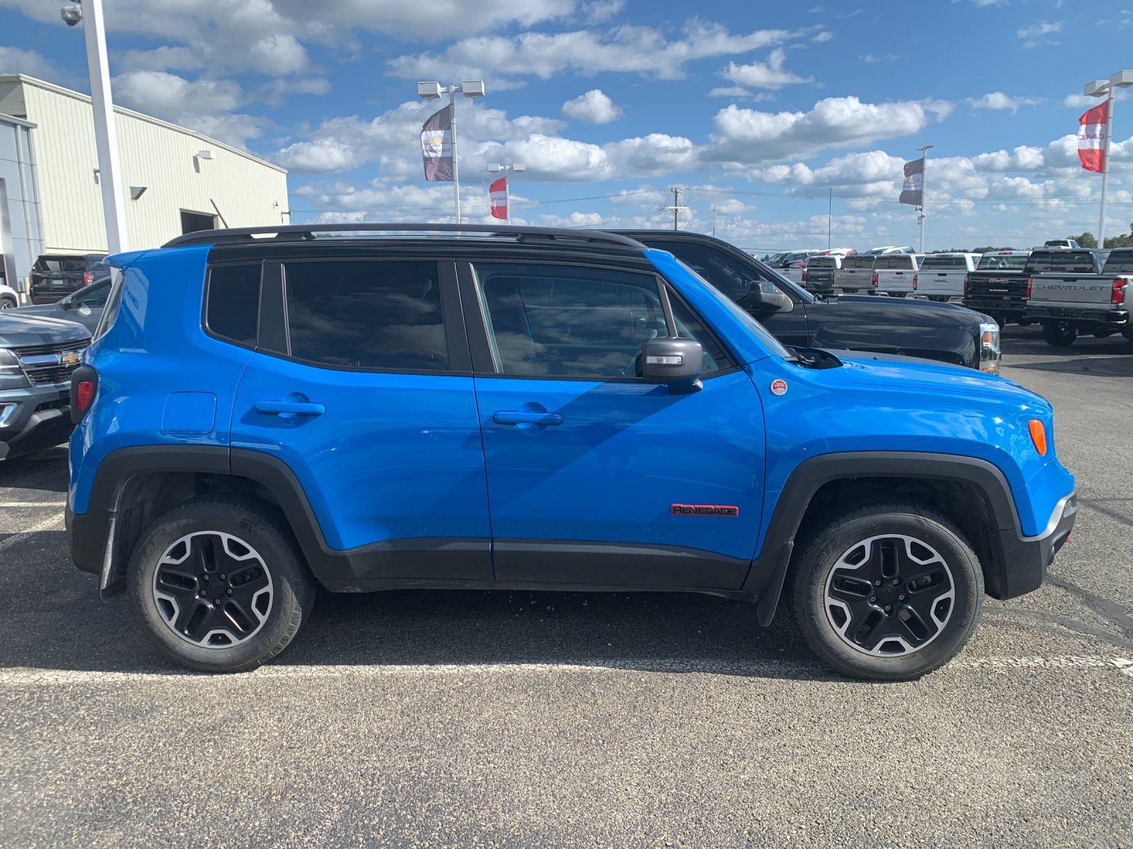 Used 2015 Blue Jeep Trailhawk image 2
