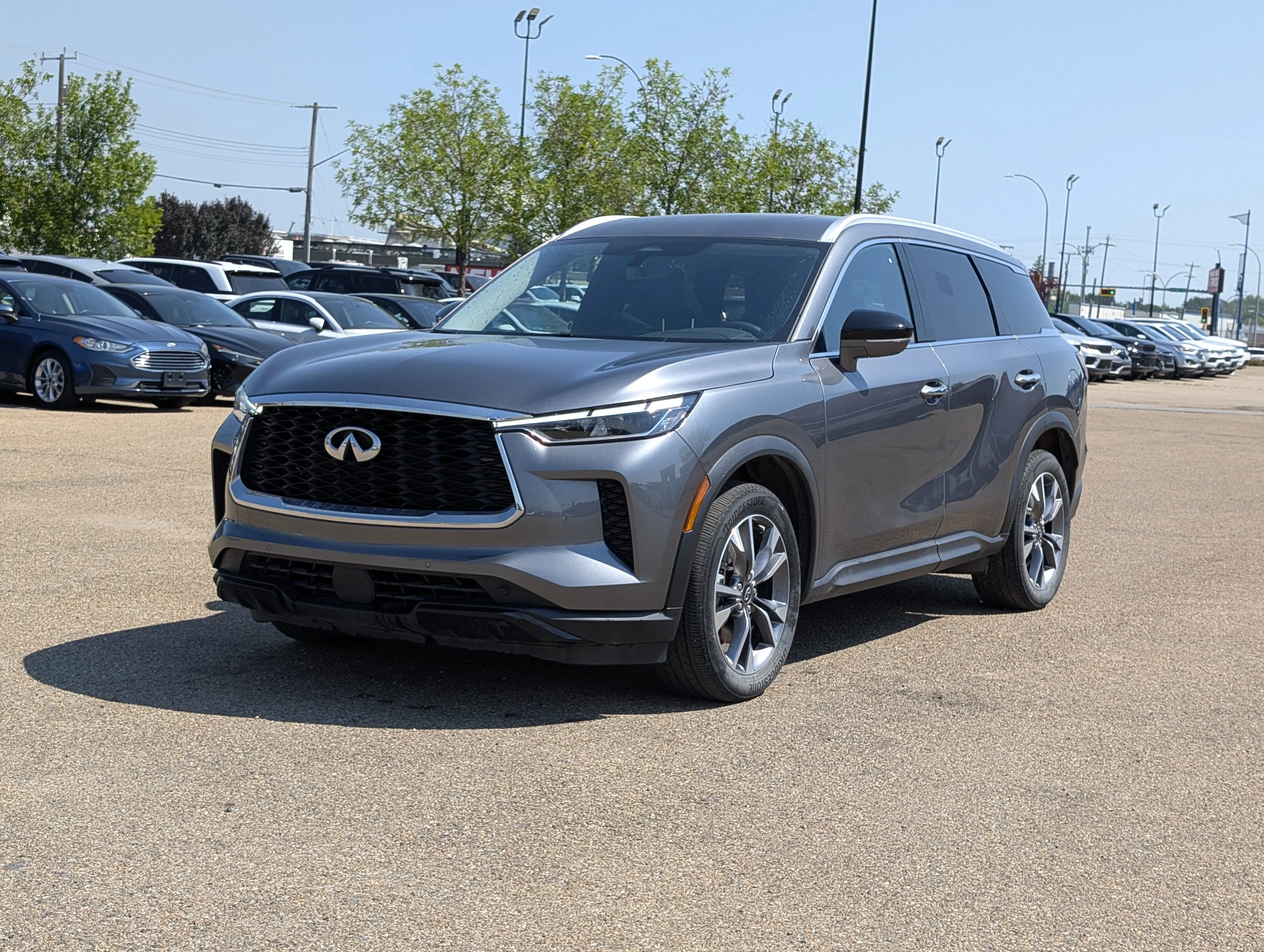 Used 2024 Glacier White INFINITI LUXE image 2