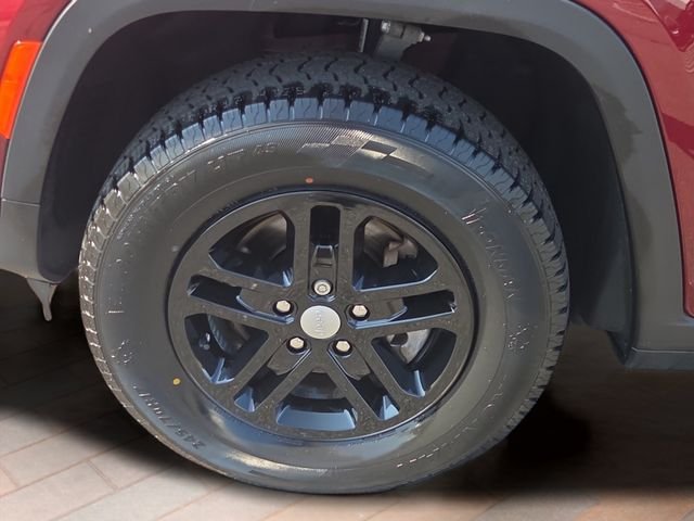 Used 2023 Velvet Jeep Laredo image 25