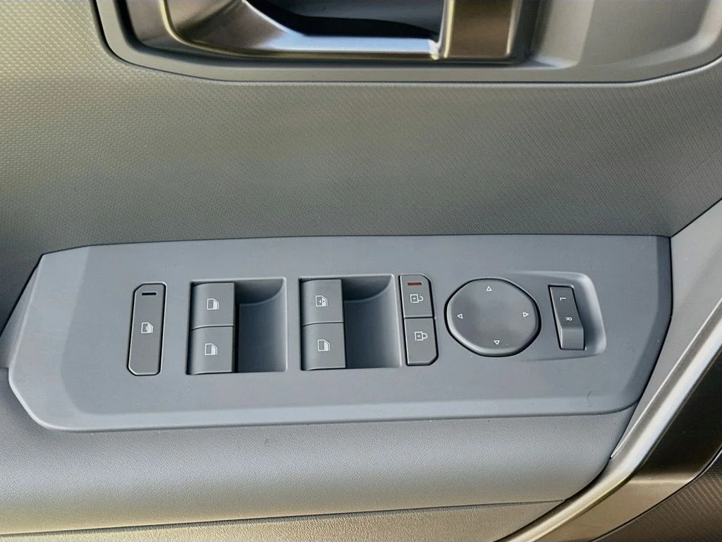 New 2027 Ivory Silver Kia S image 17