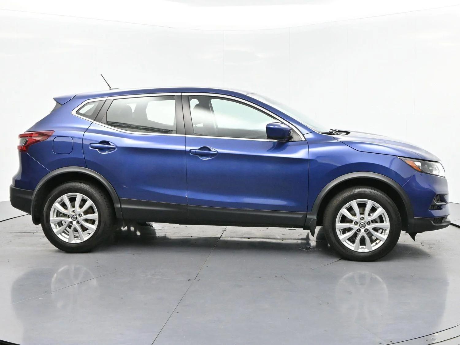 Used 2022 Caspian Blue Metallic Nissan S image 8