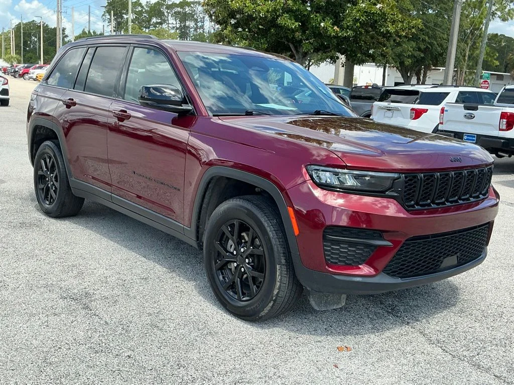 Used 2024 Red Jeep Altitude image 10